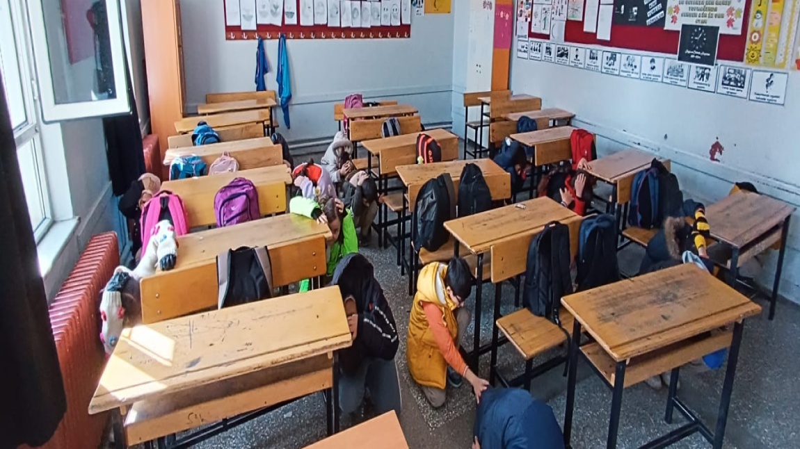 Okulumuzda 1-7 Mart Deprem Haftası Dolayısı ile Deprem Eğitimi Düzenlendi